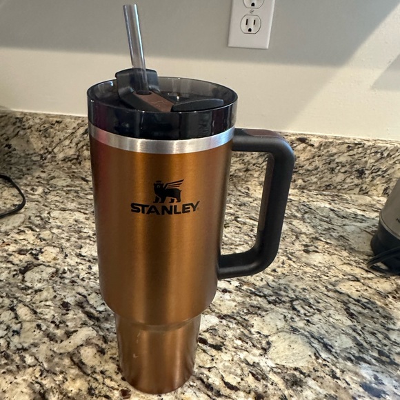 Stanley Copper Travel Mug with Handle - Picture 1 of 3